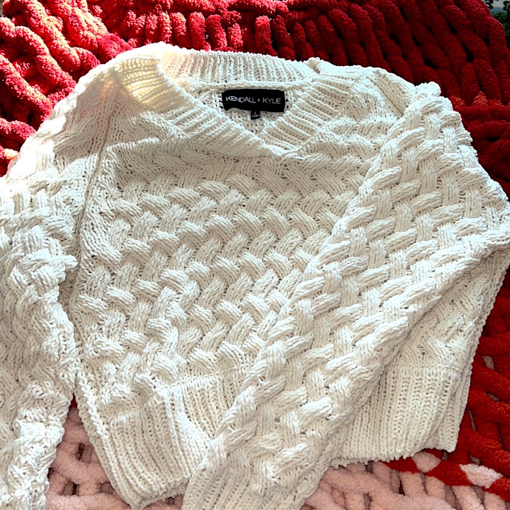 White cropped Kendal & Kylie sweater